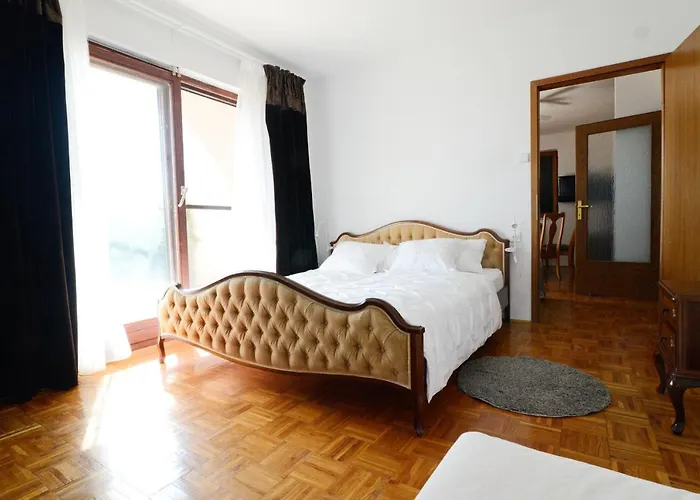 Apartment Glicinija *